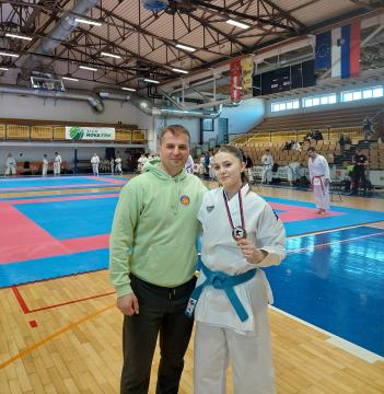 Ena s trenerjem in očetom Hadisom Lišinovićem.